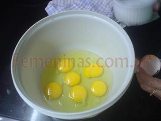Batir los huevos y condimentar a gusto